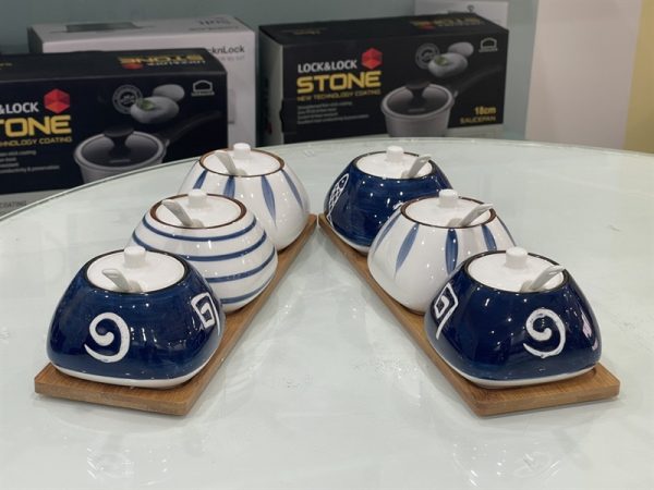 Set 6 lọ gia vị sứ kèm khay gỗ